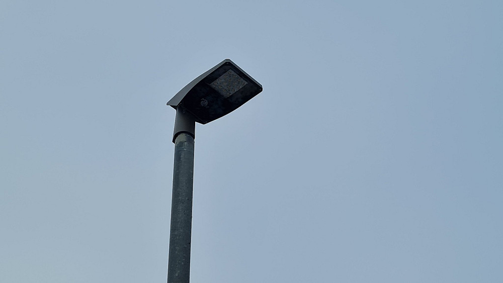 ELEKTRO PRIMORSKA D.D. ODPRAVLJA NAPAKO NA JAVNI RAZSVETLJAVI V TOLMINU, zato so luči med testiranjem lahko prižgane tudi podnevi.