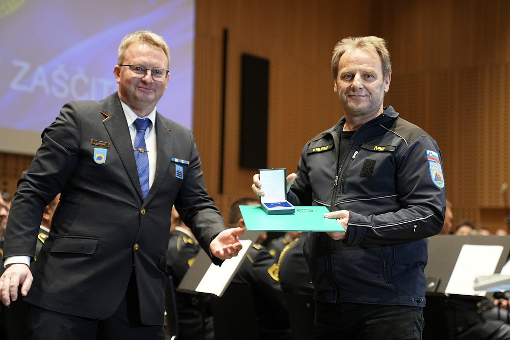 ŽUPAN OBČINE BOVEC, VALTER MLEKUŽ, JE PREJEL BRONASTI ZNAK CIVILNE ZAŠČITE REPUBLIKE SLOVENIJE za dolgoletno aktivno delo pri razvoju in krepitvi sistema zaščite, reševanja in pomoči v občini.&nbsp;