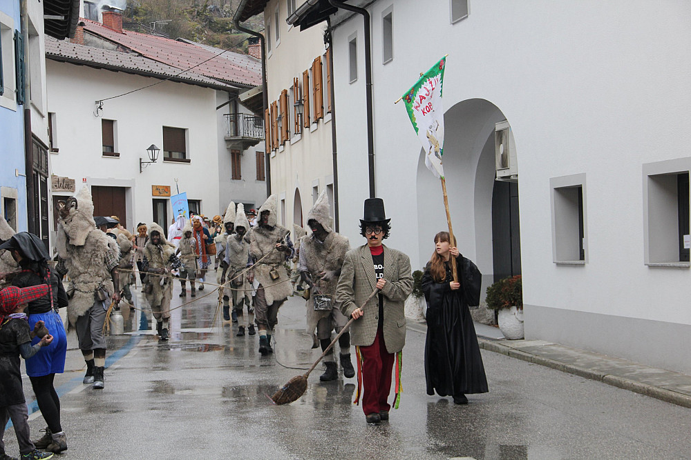 NA LETOŠNJEM KOBARIŠKEM PUSTU SO SE OB ŠTEVILNIH TRADICIONALNIH LIKIH, GLASBI IN TRADICIONALNEM OGNJU ZBRANI SPOMNILI POMENA SKUPNOSTI, PROSTOVOLJSTVA TER ZVESTOBE LASTNIM KORENINAM, ob tem pa kritično razmišljali tudi o sodobnih navadah in odtujenosti.