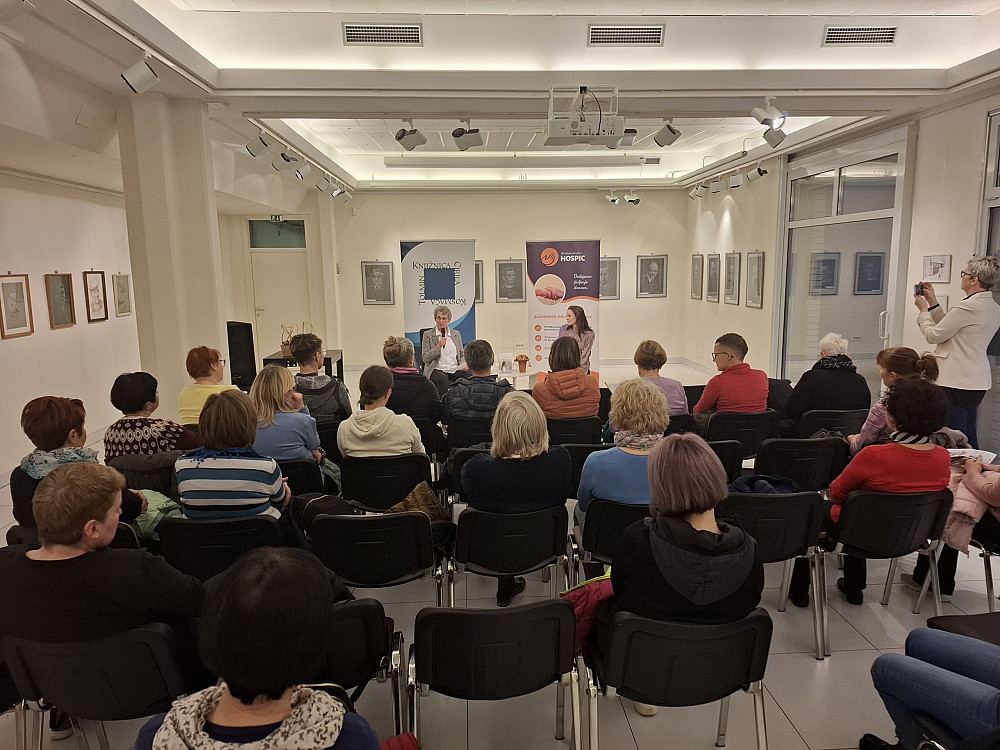 OB PRVEM NACIONALNEM DNEVU BRANJA SO V KNJIŽNICI TOLMIN 3. MARCA PRIPRAVILI HOSPICKAFE Z GOSTJO CARMEN L. OVEN, kjer so ob predstavitvi knjige Do kdaj živim in delu društva Hospic poudarili pomen branja ter odprtega pogovora o življenju, minljivosti in medsebojni podpori. 