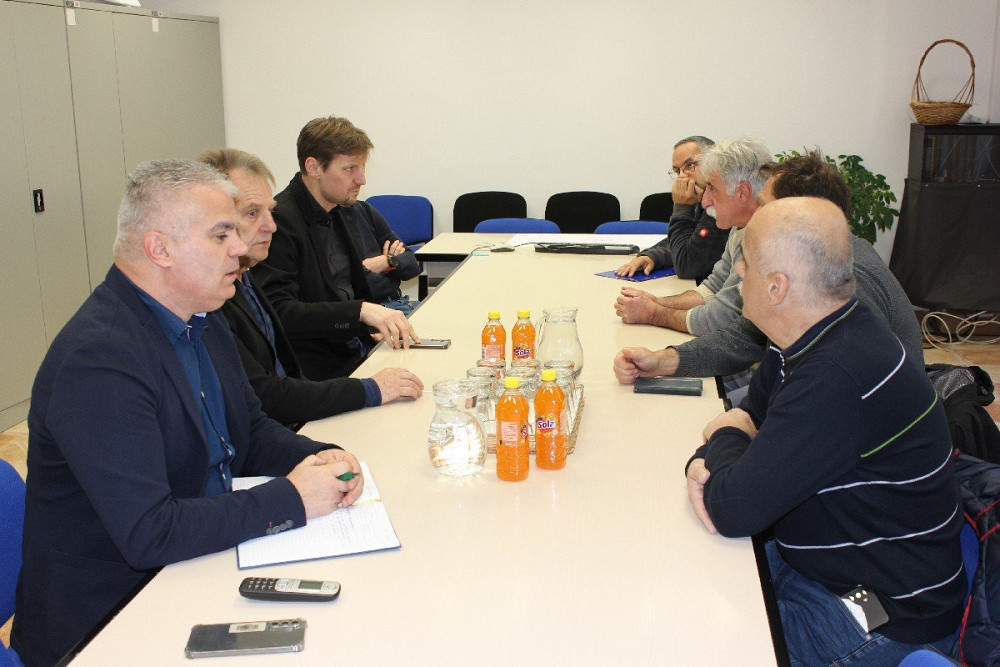 NA SESTANKU PREDSTAVNIKOV OBČINE BOVEC, GASILSKE ZVEZE BOVEC IN ZD TOLMIN SO RAZPRAVLJALI O IZBOLJŠANJU SISTEMA AKTIVIRANJA NUJNE MEDICINSKE POMOČI IN PRVIH POSREDOVALCEV, pri čemer podpirajo hitrejše sočasno aktiviranje gasilcev, hkrati pa jih skrbi prihajajoča reorganizacija sistema z dispečerskim centrom v Ljubljani.