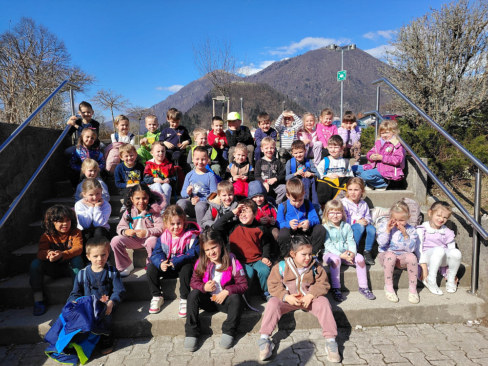 OTROCI IZ VRTCEV BOVEC IN ŽAGA SO SE NA KULTURNO OBARVANEM IZLETU V TOLMINU UDELEŽILI OGLEDA ANIMIRANIH FILMOV V KINOGLEDALIŠČU, OBISKALI VRTEC TOLMIN IN KNJIŽNICO CIRILA KOSMAČA ter dan zaključili z igro na Brajdi, domov pa se vrnili polni lepih vtisov.  