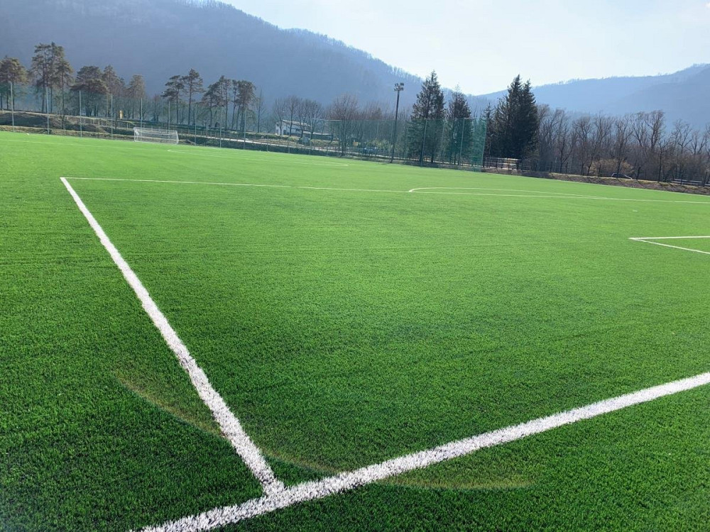 TOLMIN SPOMLADI PRIČAKUJE POMEMBNE IZBOLJŠAVE ŠPORTNE INFRASTRUKTURE, vključno z umetno travo na nogometnem igrišču Na Logu, sanacijo malega igrišča, novim semaforjem v športni dvorani ter parkiriščem in razsvetljavo v športnem parku Brajda, kar bo izboljšalo pogoje za športne dejavnosti in rekreacijo v občini.