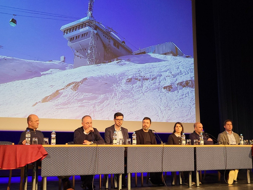 V KULTURNEM DOMU BOVEC SO PREDSTAVILI PROJEKTNO DOKUMENTACIJO ZA OŽIVITEV IN PRENOVO SMUČARSKEGA CENTRA KANIN, ki predvideva nove žičniške naprave, razvoj spremljajoče infrastrukture ter iskanje soinvestitorjev za približno 102-milijonsko investicijo, pri kateri računajo tudi na državno pomoč.