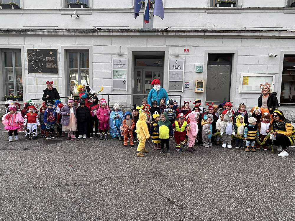 NA PUSTNI TOREK SO OTROCI S SVOJIMI MASKAMI IN IGRIVOSTJO NAPOLNILI KOBARIŠKI TRG Z VESELJEM, ki je ogrel srca obiskovalcev in zaposlenih na občini in napovedal pomlad.
