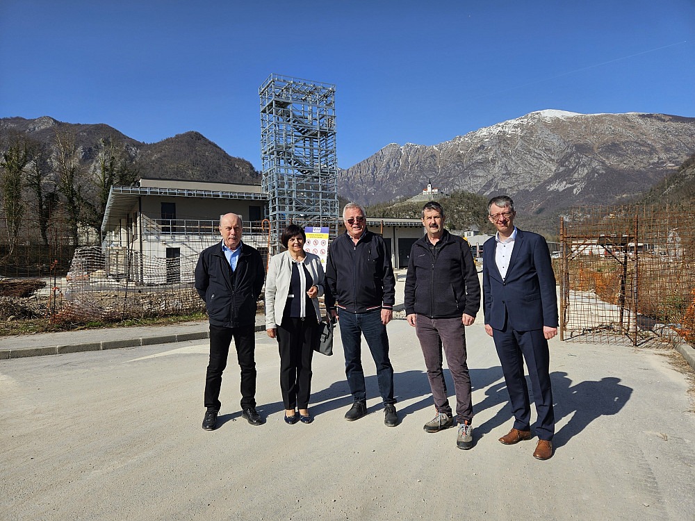 MINISTER ZA NARAVNE VIRE IN PROSTOR JOŽE NOVAK SI JE V KOBARIDU OGLEDAL POTEK GRADNJE NOVEGA CENTRA ZA ZAŠČITO IN REŠEVANJE, ki ga Občina Kobarid gradi tudi s sredstvi državnega proračuna iz popotresne obnove po potresu leta 2004 v Posočju.