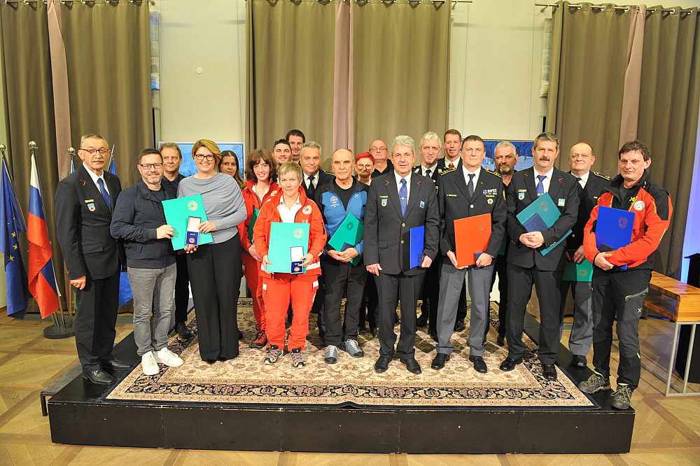 NA REGIJSKI SLOVESNOSTI OB MEDNARODNEM DNEVU CIVILNE ZAŠČITE V VILI VIPOLŽE SO PODELILI PRIZNANJA ZASLUŽNIM POSAMEZNIKOM, med njimi srebrni znak Marjanci Velišček in bronasti znak Damjanu Šavliju za njun pomemben prispevek pri zaščiti in reševanju.