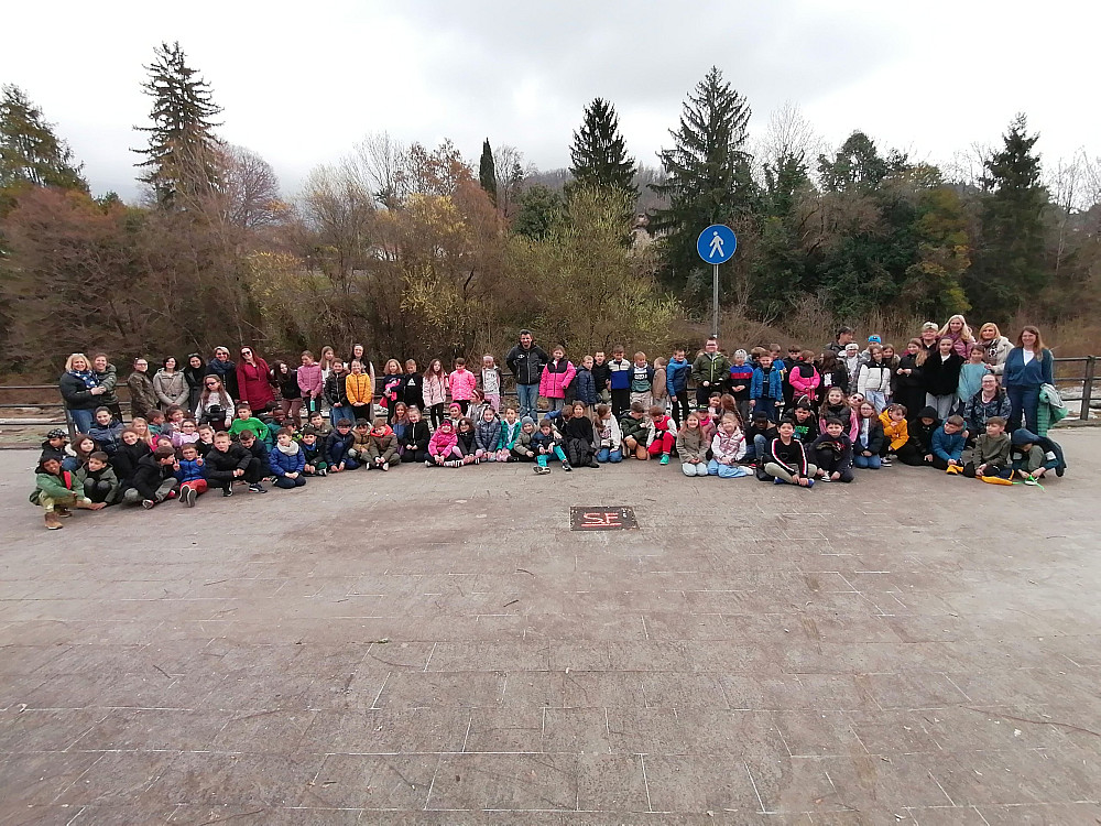 UČENCI 4. IN 5. RAZREDA OŠ BOVEC SO OBISKALI VRSTNIKE V ITALIJANSKEM TARCENTU, kjer so se družili, si ogledali mesto in šolo ter si obljubili, da se prihodnje leto ponovno srečajo v Bovcu. 