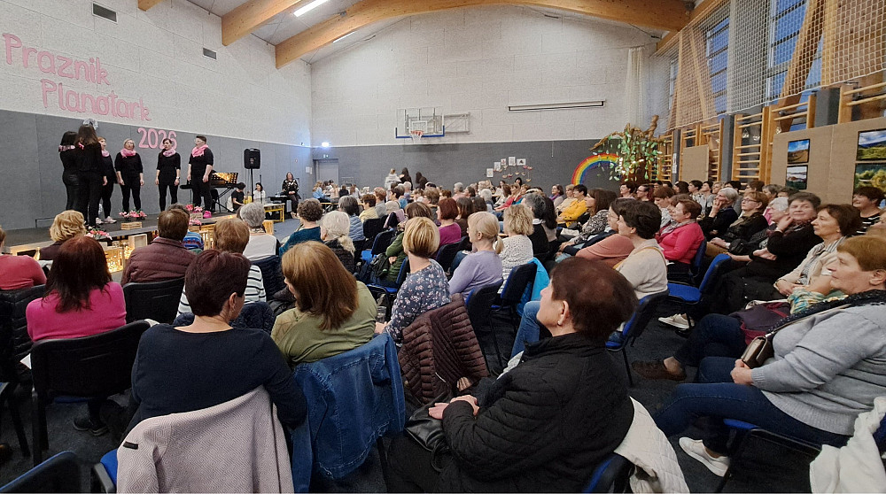 PRAZNIK PLANOTARK KOT SRČNA POVEZAVA ŽENSK VSEH GENERACIJ, kjer se prepletajo druženje, ustvarjalnost, tradicija in skupnostna moč, ki vsako leto znova oživi Šentviško planoto. 