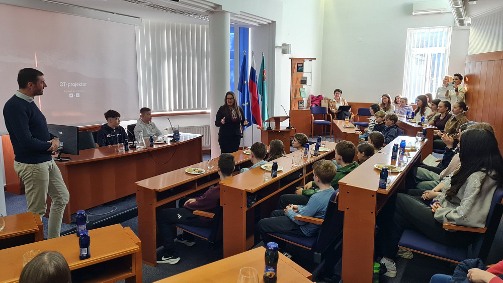 OBČINSKI OTROŠKI PARLAMENT V TOLMINU JE ZDRUŽIL UČENCE TREH OSNOVNIH ŠOL, ki so ob prisotnosti ministrice za pravosodje razpravljali o šolskem sistemu ter županu predstavili vprašanja, pobude in predloge za izboljšave.