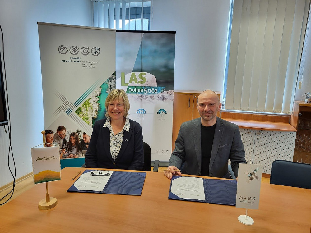 OBNOVITEV MEMORANDUMA O SOGLASJU STALNEGA SEKRETARIATA ALPSKE KONVENCIJE in POSOŠKEGA RAZVOJNEGA CENTRA omogoča nadaljevanje dejavnosti Info točke Alpske konvencije v Sloveniji, vključno z dogodki, kot sta festival Brati gore in natečaj Mladi znanstveniki. 