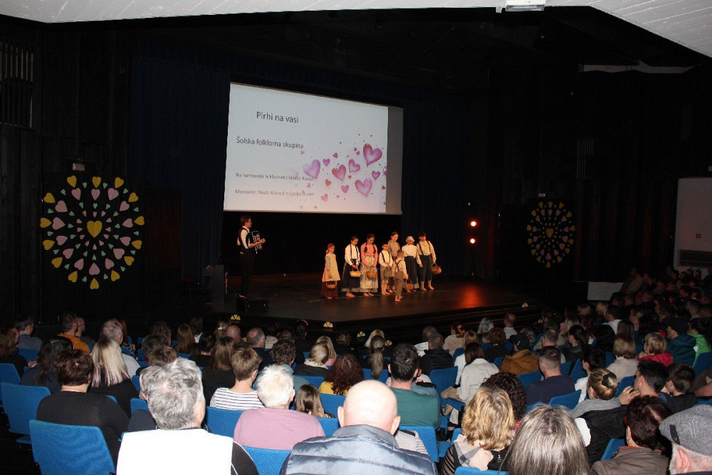 V NABITO POLNI DVORANI KULTURNEGA DOMA BOVEC SO OTROCI VSEH STAROSTI OB MATERINSKEM DNEVU Z RAZNOLIKIM PROGRAMOM NAVDUŠILI OBISKOVALCE in se poklonili mamam.