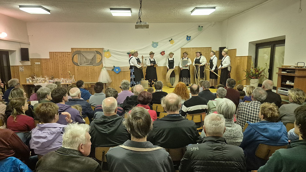 V GRAHOVEM OB BAČI SO V NABITO POLNI DVORANI S PESMIJO, SKEČEM IN LJUDSKIM IZROČILOM V IZVEDBI KARIŠKIH ČEČ TER VOKALNE SKUPINE KERABOMA V PRIJETNEM IN ČUSTVENEM VZDUŠJU POZDRAVILI POMLAD ter počastili materinski dan. 