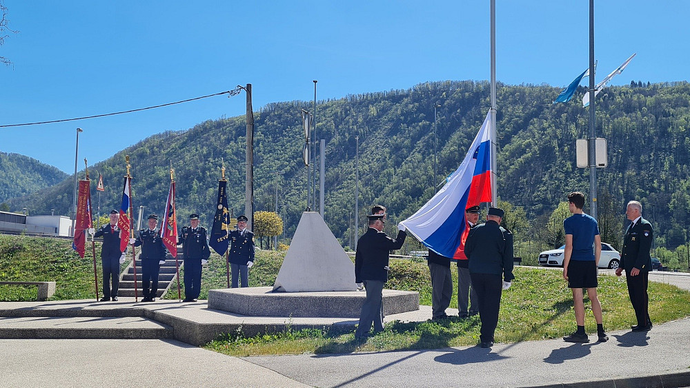 NOVA SLOVENSKA ZASTAVA JE OB DNEVU ZASTAVE ZAPLAPOLALA PRI SPOMENIKU OSAMOSVOJITVE V TOLMINU.