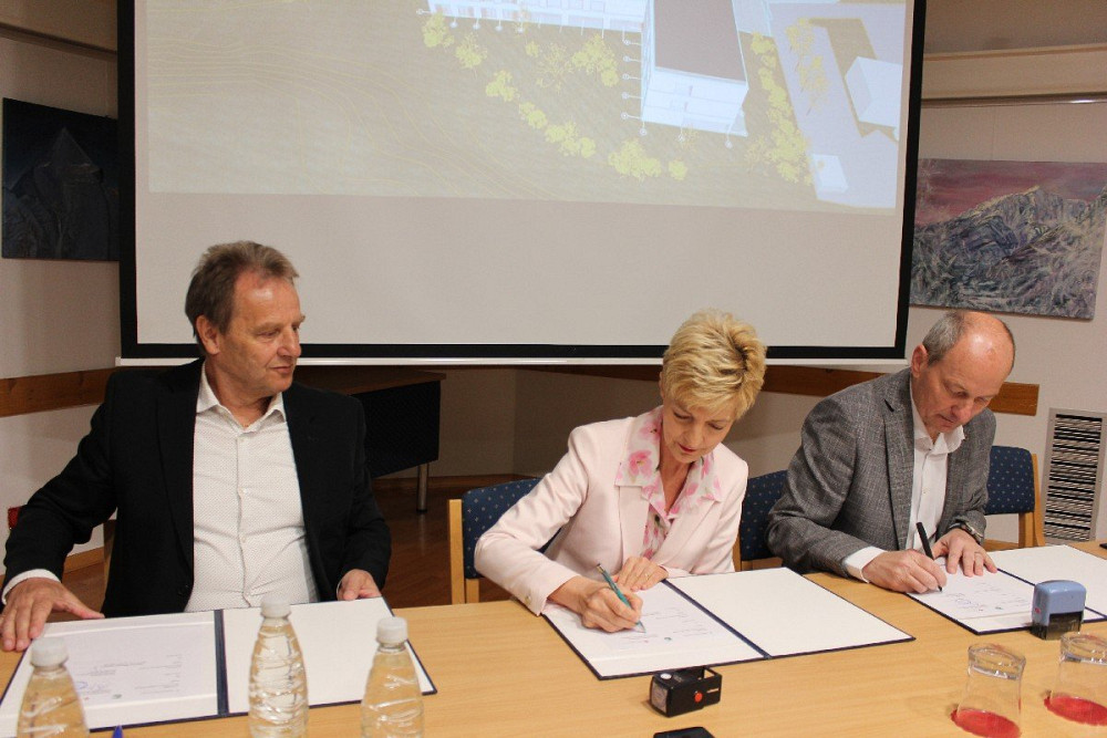 S PODPISOM POGODBE SE ZAČENJA GRADNJA DSO JEZERCA V BOVCU, pomembne investicije za lokalno skupnost, ki bo starejšim omogočila bivanje bližje domu in razbremenila stanovanjske potrebe.
