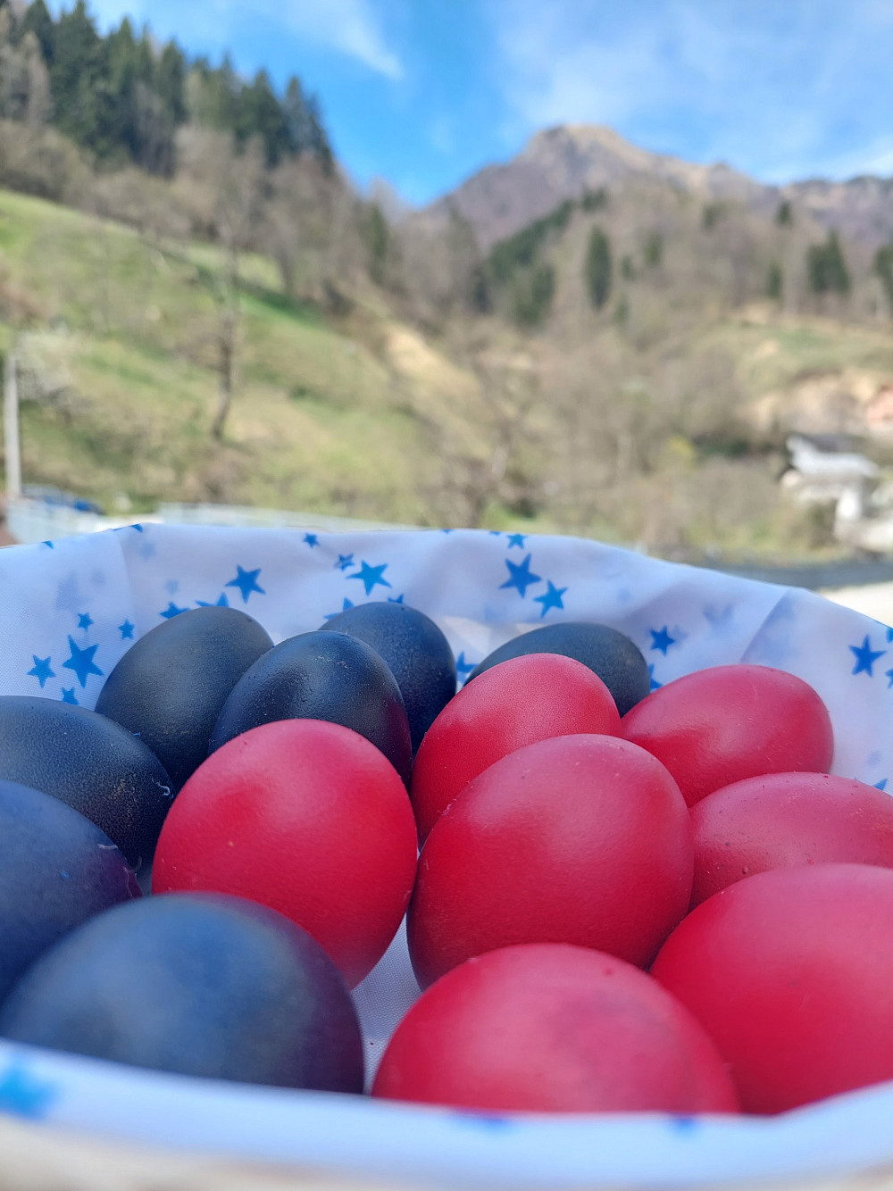 VELIKONOČNI PONEDELJEK JE ZAZNAMOVALO DRUŽENJE OB OŽIVLJANJU TRADICIJE PIRHANJA, kjer so se ob sproščenem vzdušju in tekmovalnem duhu povezale vse generacije.