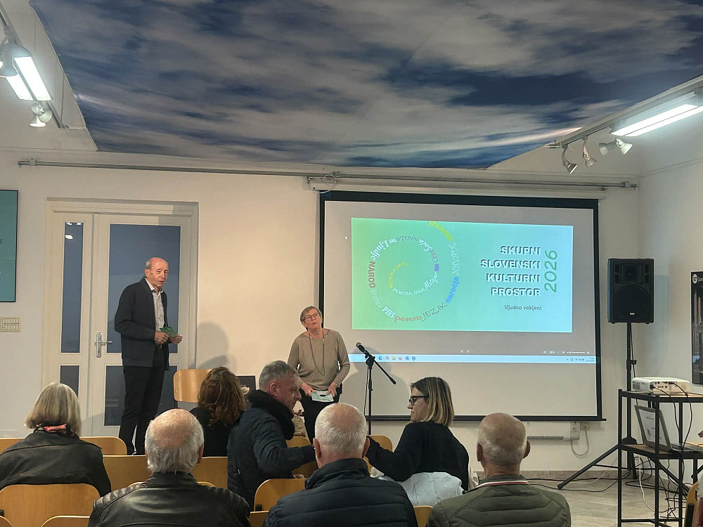 TRADICIONALNA PRIREDITEV BENEČIJA V SKUPNEM SLOVENSKEM KULTURNEM PROSTORU JE LETOS POUDARILA DOLGOLETNO ČEZMEJNO SODELOVANJE MED POSOČJEM IN BENEČIJO, ki se kaže skozi kulturne dogodke, skupno ohranjanje dediščine ter povezovanje ljudi in ustvarjalcev.