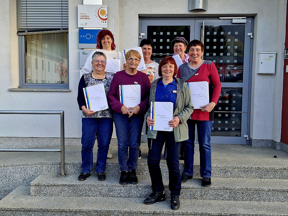 SEDEM ČLANIC KULTURNEGA DRUŠTVA PODEŽELSKIH ŽENA GORNJEGA POSOČJA TOLMIN JE Z USPEŠNO OPRAVLJENIM PROGRAMOM NA POSOŠKEM RAZVOJNEM CENTRU PRIDOBILO NOVA ZNANJA in ideje za organizacijo 50-letnice ter nadaljnje delo v skupnosti.