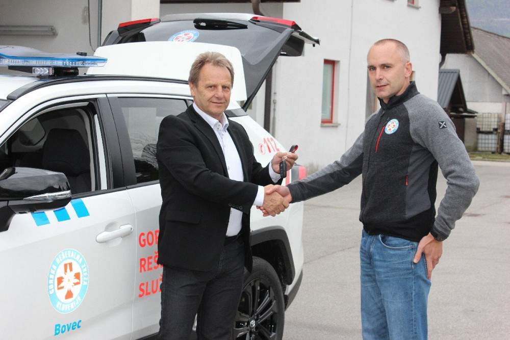 DRUŠTVO GRS BOVEC JE OB PODPORI OBČINE BOVEC PREVZELO NOVO VOZILO TOYOTA RAV4 za učinkovitejše reševanje na zahtevnih terenih.