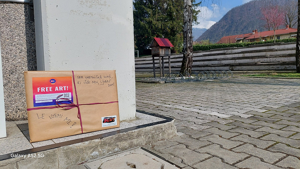 DOBRI MOŽJE V TOLMINU SO 12. MARCA PONOVNO RAZVESELILI PREBIVALCE MESTA z dobrodelno akcijo, v kateri so člani DLU Tolmin ob različnih točkah mesta pustili 16 umetniških del, ki so jih podarili neznanim srečnežem, ter tako ohranili in nadaljevali tradicijo, ki izvira iz kanadske akcije "Art and Found".