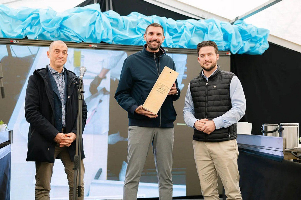 Z OBISKOM DELEGACIJE IZ VICCHIA V TOLMINU JE BILO OBELEŽENIH 45 LET POBRATENJA MED TOLMINOM IN VICCHIEM. Ob programu Festivala soške postrvi, kulinaričnem spektaklu in kulturnih nastopih je bil posebej ganljiv tudi trenutek srečanja dveh nekdanjih županov, kar je simbolično predalo vrednote prijateljstva mlajšim generacijam.  