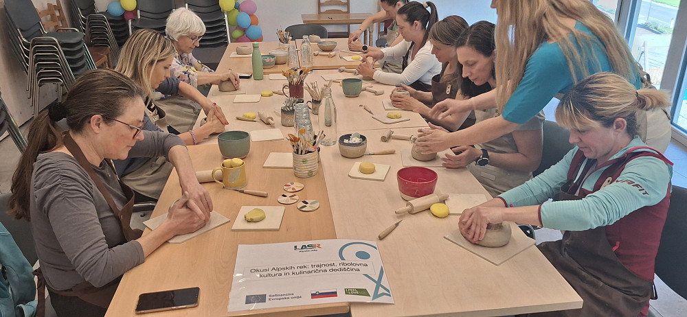 V OKVIRU FESTIVALA SOŠKE POSTRVI STA SE V RIBIŠKI HIŠI V KALU - KORITNICI ODVIJALI USTVARJALNI DELAVNICI, na katerih so udeleženci oblikovali unikatne skledice iz gline in izdelovali mogočno leseno soško postrv velikanko.