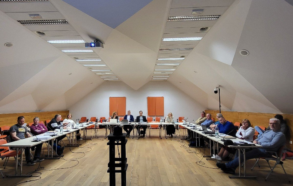 NA 26. REDNI SEJI OBČINSKEGA SVETA OBČINE BOVEC SO SVETNIKI POLEG VEČ DRUGIH TOČK KLJUČNI POUDAREK NAMENILI UREDITVI KAMPIRANJA IN PRENOČEVANJA TER UVEDBI ENOTNEGA SISTEMA PLOVBNIH DOVOLILNIC ZA SOČO IN KORITNICO, s katerim občine Bovec, Kobarid in Tolmin poenoteno urejajo režim plovbe, izboljšujejo nadzor ter uvajajo skupno dovolilnico z enotnimi cenami in pravili uporabe.