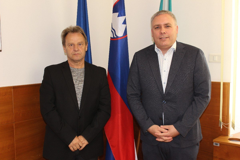 NA PRVEM URADNEM OBISKU PRI ŽUPANU BOVCA STA NAČELNIK UE TOLMIN MAG. MATJAŽ KOS IN VALTER MLEKUŽ poudarila pomen Krajevnega urada Bovec, Posoškega kolegija ter dobrega čezmejnega sodelovanja.