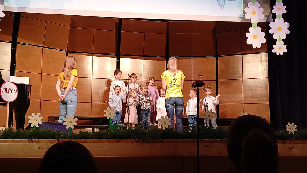 NA FESTUVALU PESMI IN PLESA V DESKLAH JE NASTOPILO 11 GORIŠKIH VRTCEV, MED NJIMI TUDI VRTEC PODBRDO, katerega otroci so s pogumom in glasnostjo navdušili občinstvo.