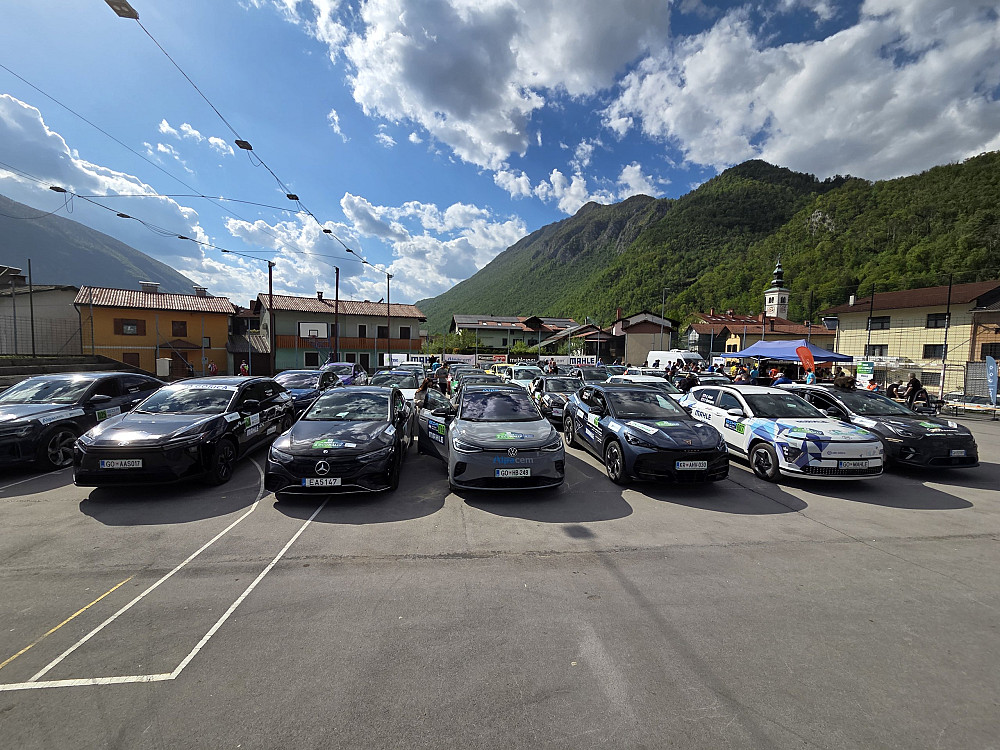 MAHLE 9. ECO RALLY, MEDNARODNO TEKMOVANJE ELEKTRIČNIH VOZIL POD OKRILJEM FIA, je z udeležbo 29 posadk iz 12 držav potekal po zahodni Sloveniji z vmesnim postankom v Kobaridu ter zaključkom v Novi Gorici.