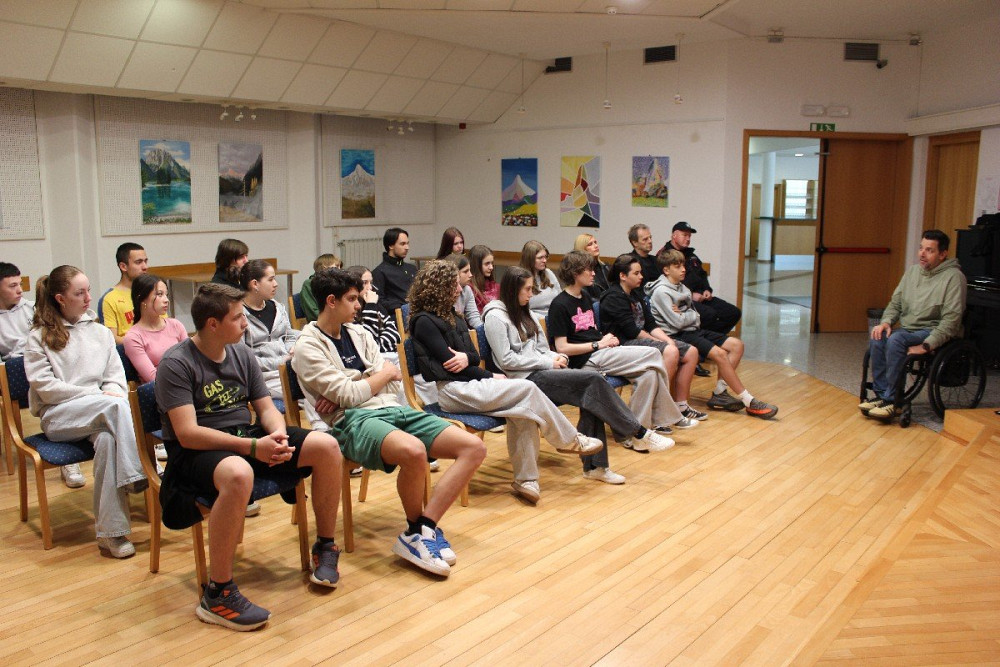 V BOVCU JE ŽIGA BREZNIK NA DELAVNICI ZAVODA VOZIM MLADIM skozi svojo izkušnjo prometne nesreče, zaradi katere je pristal na invalidskem vozičku, predstavil pomen prometne varnosti in odgovornega vedenja.