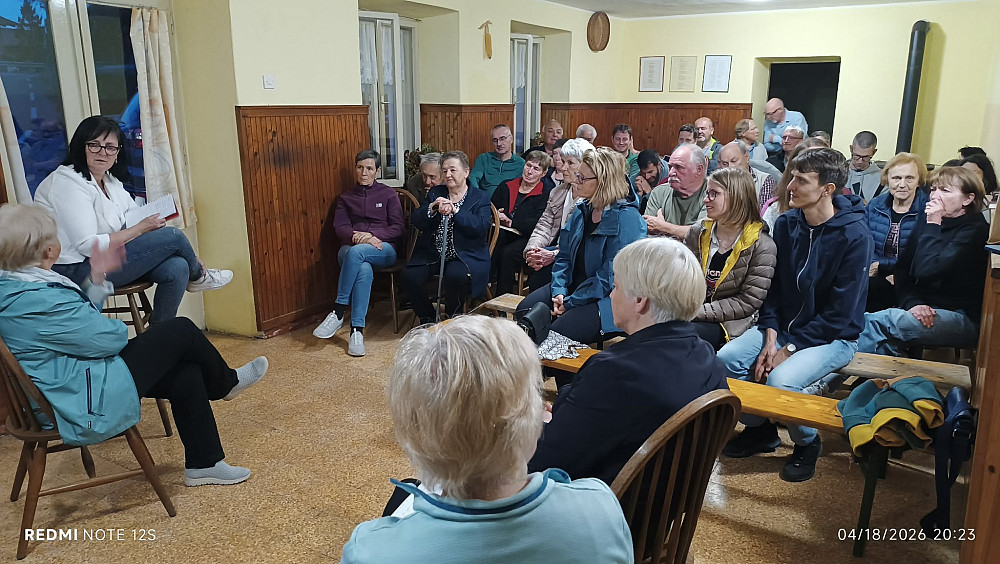 V SPOMIN NA ENO NAJVEČJIH NARAVNIH NESREČ V NOVEJŠI ZGODOVINI ZGORNJEGA POSOČJA JE V BORJANI OB 50. OBLETNICI POTRESA IZ LETA 1976 POTEKAL POGOVORNI VEČER, na katerem so udeleženci delili osebne zgodbe in spomine ter poudarili pomen ohranjanja zgodovine in skupnostne povezanosti.