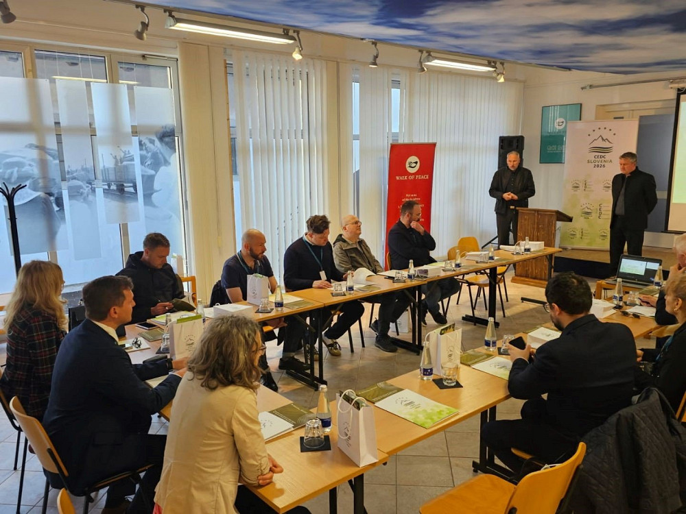 V POSOČJU SE JE ZAKLJUČILO STROKOVNO SREČANJE O OHRANJANJU IN VZDRŽEVANJU VOJNIH GROBIŠČ, na katerem so sodelujoči predstavili naloge in projekte glede ohranjanja vojnih grobišč ter pomembnost sodelovanja držav na tem področju, zlasti v okviru Evropske Poti miru in drugih iniciativ, ki povezujejo dediščino prve svetovne vojne.