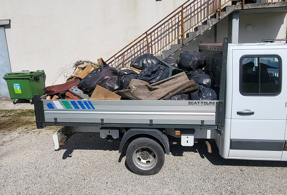 OB LETOŠNJEM DNEVU ZEMLJE OBČINA KOBARID IZPOSTAVLJA USPEŠNE ČISTILNE AKCIJE, v katerih so prostovoljci zbrali številne odpadke ob logistični podpori občine ter pozvala k nadaljnjemu sodelovanju za ohranjanje čistega okolja.