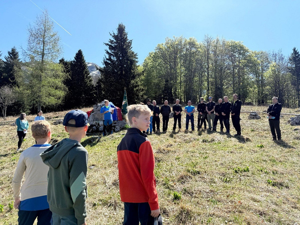 OB 83. OBLETNICI BITKE NA PLANINI GOLOBAR SE JE OKOLI 70 POHODNIKOV UDELEŽILO TRADICIONALNEGA SPOMINSKEGA POHODA S KULTURNIM PROGRAMOM IN POLAGANJEM VENCA v čast 42 padlim partizankam in partizanom.