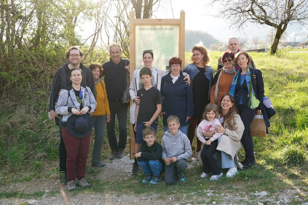 NA ROGARJEVI POTI V KALU - KORITNICI SO ODKRILI SPOMINSKO TABLO V ČAST FRANCU MLEKUŽU - ROGARJU, samoukemu graditelju, ki je pot skoraj v celoti sam zgradil in s tem trajno zaznamoval Bovško. 