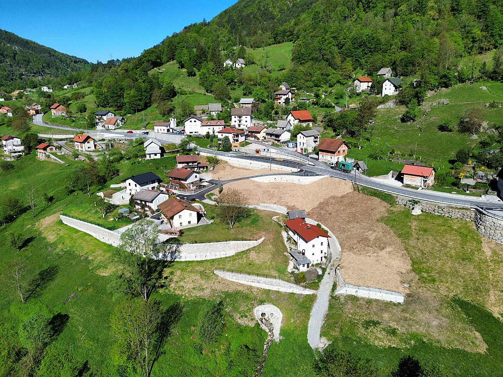 DRUGA FAZA SANACIJE PLAZU NA GRAHOVEM OB BAČI JE USPEŠNO ZAKLJUČENA IN ODSEK ŽE V UPORABI, tretja faza pa je predvidena za prihodnje leto.