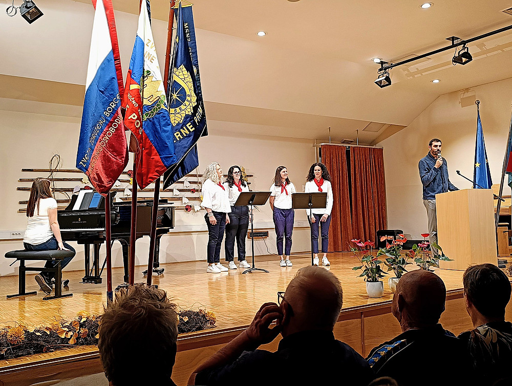 NA SLOVESNOSTI OB DNEVU UPORA PROTI OKUPATORJU JE ODMEVAL NAGOVOR ŽUPANA ALENA ČERVA O POMENU VREDNOT NOB ZA DANAŠNJI ČAS, dogodek pa je Občina Tolmin obeležila skupaj z veteranskimi organizacijami in kulturnim programom.