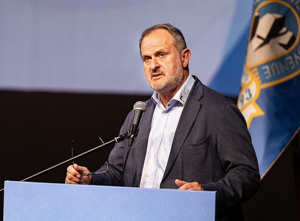 PD TOLMIN KOT DEDIČ NEKDANJE SOŠKE PODRUŽNICE SPD JE V SEZNAM DOGODKOV OB LETOŠNJEM 130-LETNEM JUBILEJU UVRSTIL TUDI SKUPŠČINO PZS, ki je 18. aprila gostovala v Tolminu. Na dogodku, ki predstavlja prvi tovrstni zbor slovenskih planincev v Tolminu v zgodovini domačega društva, so izvolili tudi novega predsednika PZS Martina Šolarja (na fotografiji). 