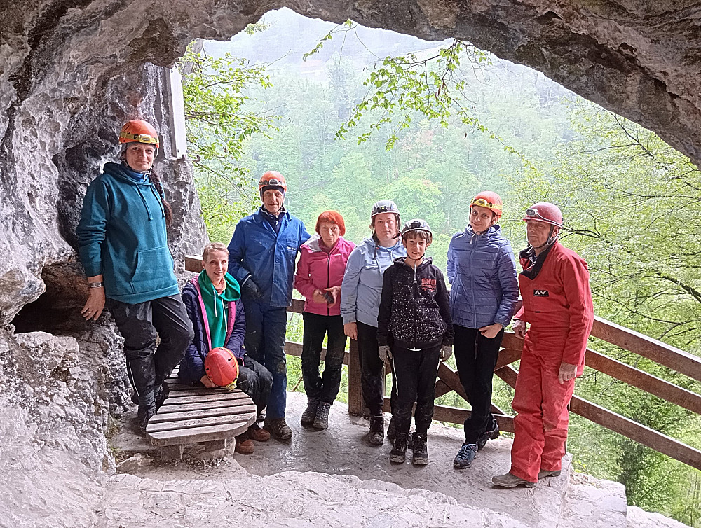 V OKVIRU PRAZNIKA OBČINE TOLMIN IN 130-LETNICE PLANINSKEGA DRUŠTVA TOLMIN SO ČLANI JAMARSKE SEKCIJE PRIPRAVILI DAN ODPRTIH VRAT ZADLAŠKE (DANTEJEVE) JAME in obiskovalcem&nbsp;omogočili ogled turistično sicer zahtevnejše jame.