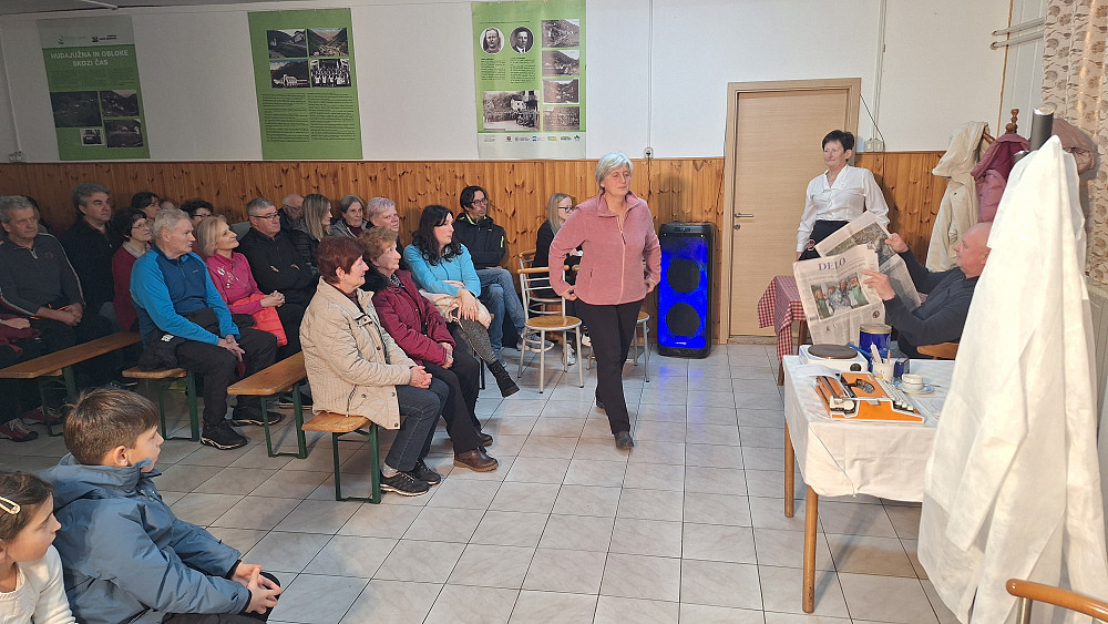 Skeč o dohtarju in veterinarju v izvedbi Oskarjev v dvorani KS Hudajužna - Obloke
