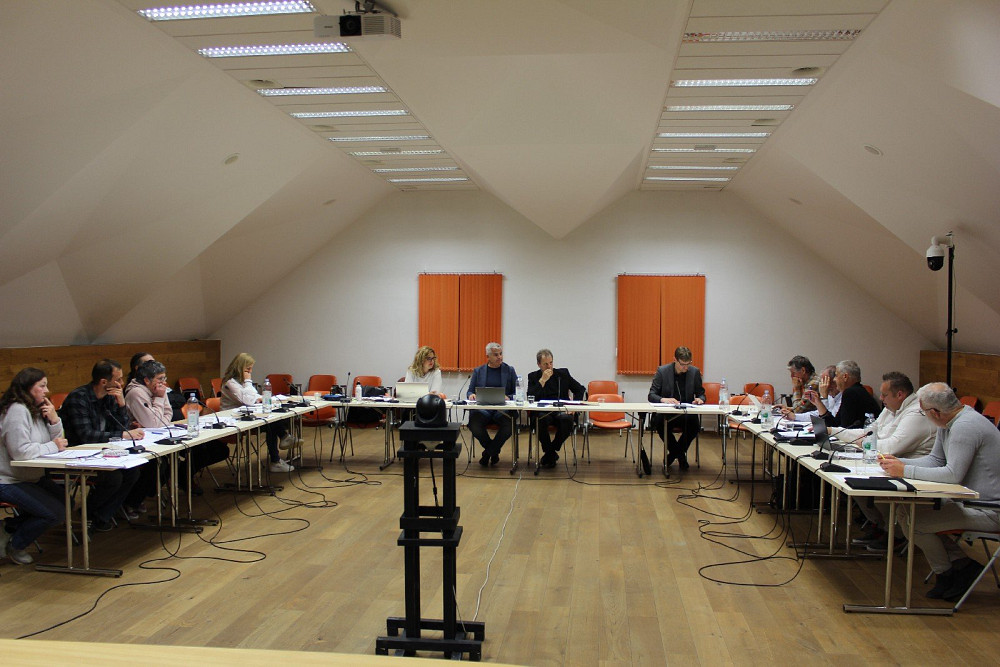 NA 27. REDNI SEJI JE OS OBČINE BOVEC MED DRUGIM POTRDIL ZAKLJUČNI RAČUN IN REBALANS PRORAČUNA, obravnaval spremembe odloka o ustanovitvi ZD Tolmin, odločal o podelitvi občinskih priznanj ter sprejel sklepe za nadaljevanje postopkov priprave razpisa za pridobitev investitorja za smučišče Kanin.