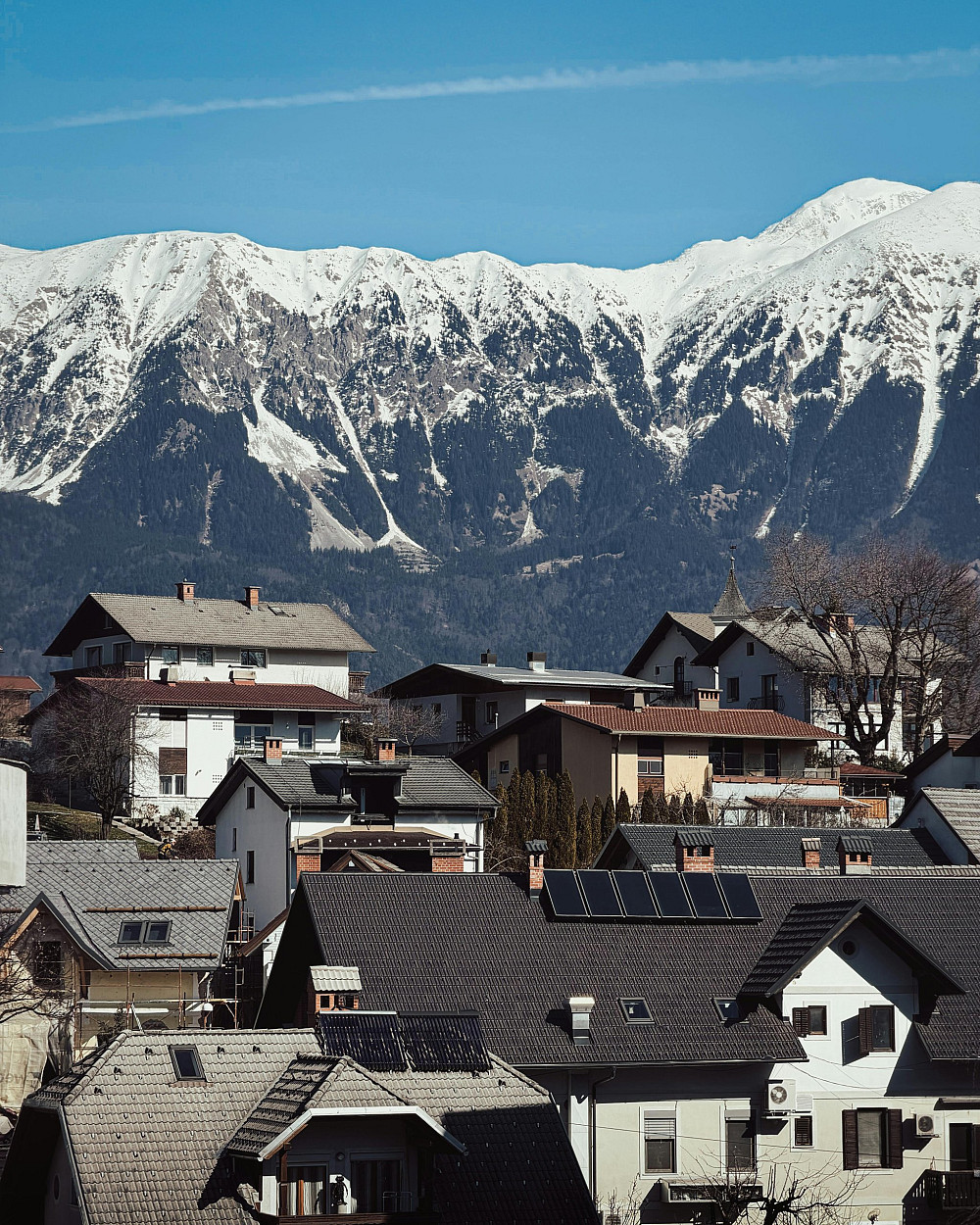 URBANISTIČNI INŠTITUT REPUBLIKE SLOVENIJE, INŠTITUT REPUBLIKE SLOVENIJE ZA SOCIALNO VARSTVO IN FAKULTETA ZA ARHITEKTURO UNIVERZE V LJUBLJANI VABIJO LASTNIKE VEČJIH, DELNO PRAZNIH HIŠ K ANONIMNEMU RAZISKOVALNEMU INTERVJUJU O MOŽNOSTIH ODDAJE, SOUPORABE ALI PRODAJE NEIZKORIŠČENIH BIVALNIH POVRŠIN z namenom razvoja modelov za učinkovitejšo aktivacijo takšnih hiš. Slika je simbolična.