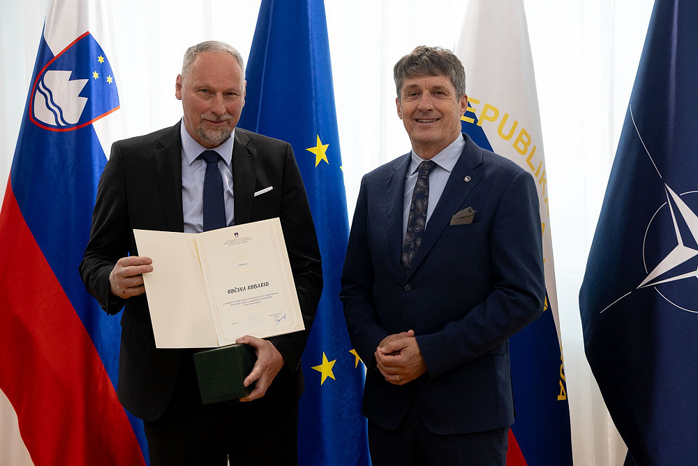 OBČINA KOBARID JE PREJELA PRIZNANJE MINISTRSTVA ZA OBRAMBO za uspešno sodelovanje pri popolnjevanju Slovenske vojske s pripadniki pogodbene rezerve.