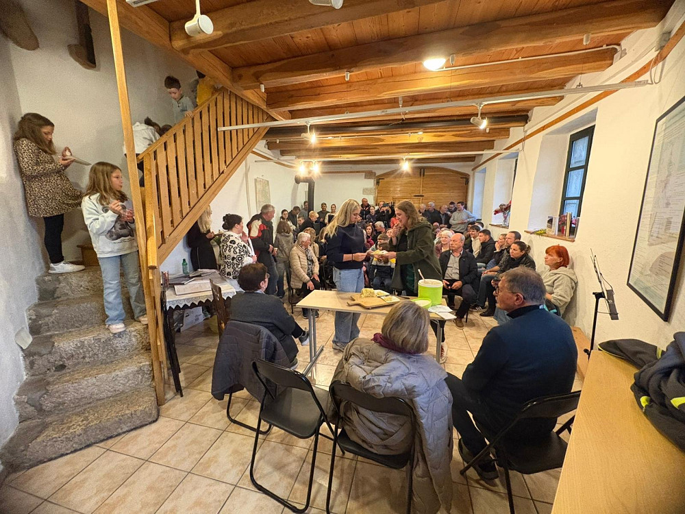 OB 50-LETNICI POTRESA JE V STAREM VAŠKEM JEDRU BREGINJA POTEKAL POGOVORNI VEČER S KULTURNIM PROGRAMOM, obujanjem spominov na potres in obnovo kraja ter poklonom posameznikom za ohranjanje breginjske kulturne dediščine.