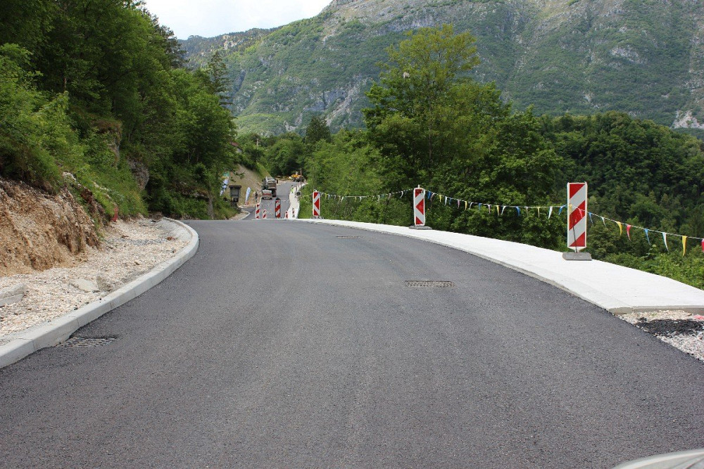 PROJEKT IZGRADNJA GOSPODARSKE JAVNE INFRASTRUKTURE VODENCA VKLJUČUJE IZGRADNJO NOVEGA VODOVODA IN FEKALNE KANALIZACIJE TER OBNOVO CESTE z odvodnjavanjem, pločnikom, javno razsvetljavo in kolesarsko potjo, dela v vrednosti skoraj 1,6 milijona evrov pa naj bi bila zaključena jeseni.