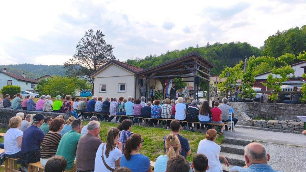 SPOMINSKA SLOVESNOST V PODBELI OB 50-LETNICI POTRESA JE OBUDILA SPOMINE NA STARO VAS IN NJENO OBNOVO, dogodek pa so zaznamovali odprtje nove informativne table, blagoslov obnovljenega znamenja in kulturni program. 