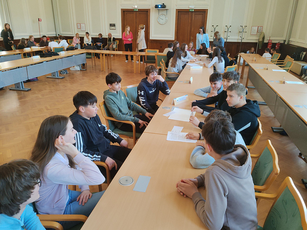 Na 36. regijskem otroškem parlamentu v Nova Gorica so mladi parlamentarci razpravljali o prihodnosti šolskega sistema. Urban Rakušček z OŠ Kobarid je Posočje zastopal tudi na nacionalnem otroškem parlamentu.