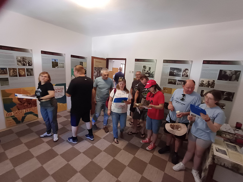 RADOVEDNI LJUBITELJI SPAČKOV v tematski sobi filma Na svoji zemlji.