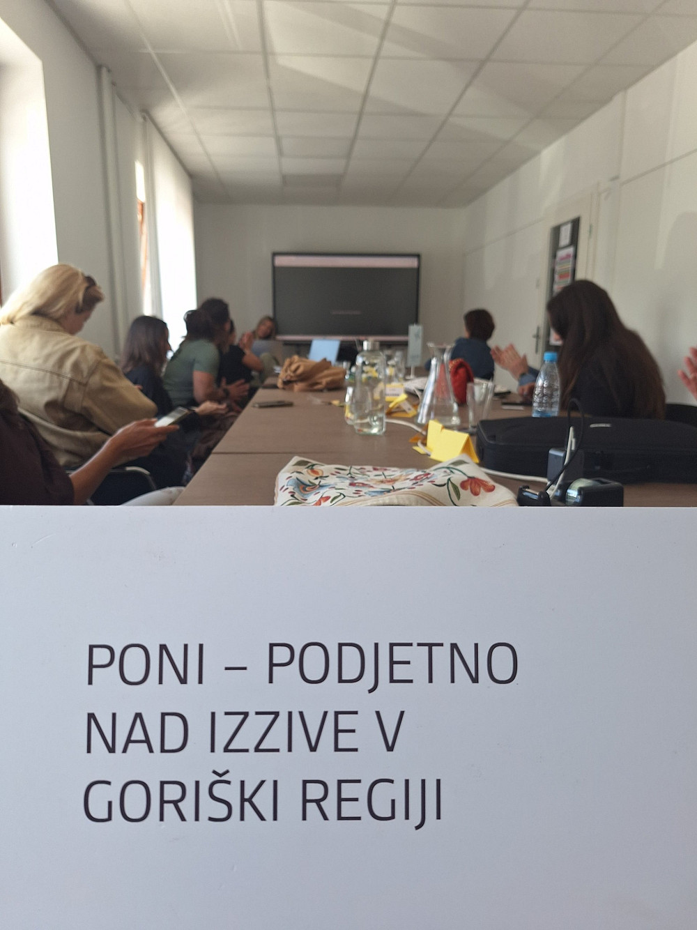 V OKVIRU PROGRAMA PONI GORIŠKA SE JE V TOLMINU USPEŠNO ZAKLJUČILA DRUGA SKUPINA PODJETNIŠKEGA USPOSABLJANJA, ki je udeležencem omogočila razvijanje poslovnih idej, pridobivanje podjetniških znanj ter ustvarjanje dragocenih povezav za nadaljnjo poslovno pot.